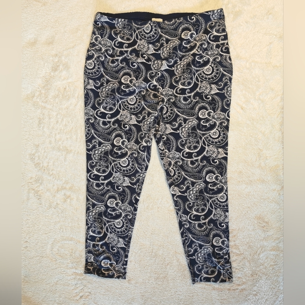 Chico’s Zenergy Size Large 12 Paisley Cropped Leggings Yoga Pants Navy Blue - Picture 2 of 9